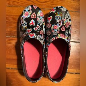 Anywear Healthcare Professional Closed Back Clog Sugar Skull W 10 M 8